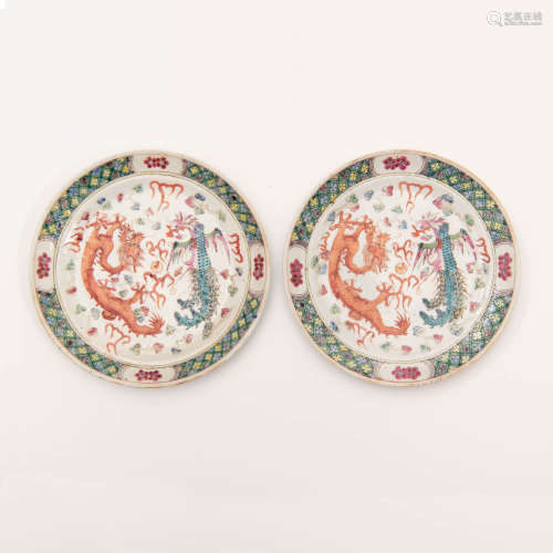 清光緒 粉彩龍鳳紋盤一對A pair of Chinese famille rose dragon...