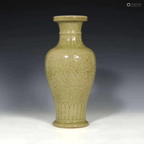 明代 龍泉暗刻花卉紋瓶A Longquan celadon vase with incised fl...