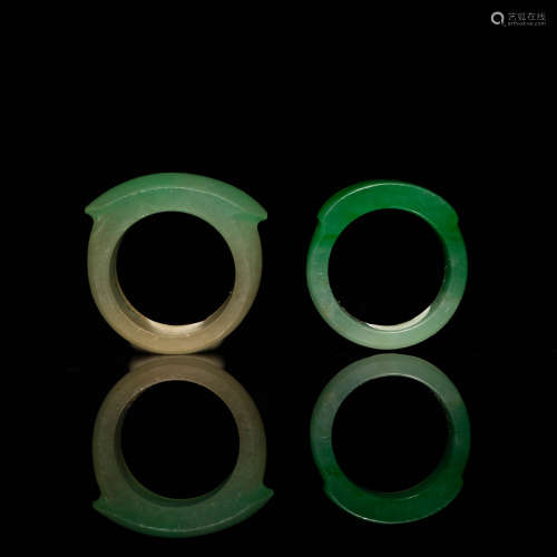 十九世紀 翡翠馬鞍戒兩隻Two Chinese jadeite rings, 19th centu...