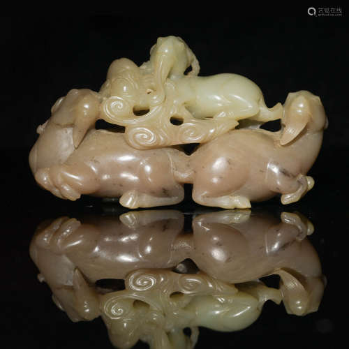十八世紀 糖玉巧雕三羊開泰擺件A Chinese jade carving of three...