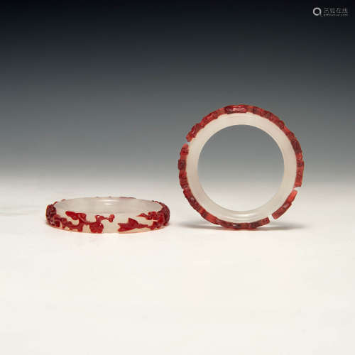 十八世紀 白底套紅料器螭龍紋手鐲一對A pair of Peking glass ba...