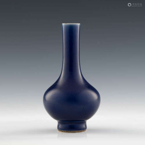 十八世紀 祭藍釉長頸瓶A Chinese blue-glazed bottle vase, 18th...