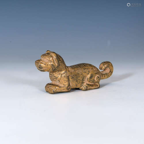 明代或更早 銅鎏金獸鎮紙A Chinese gilt bronze beast shaped pa...