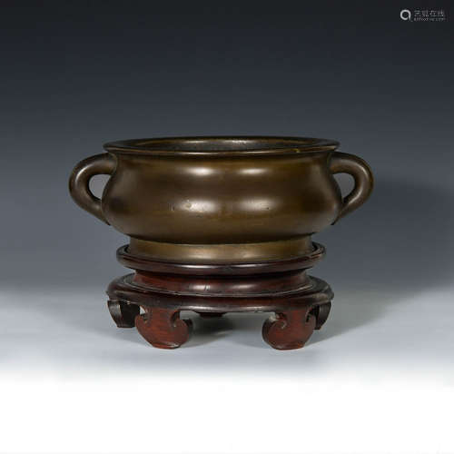 十八世紀 銅岫耳爐（附硬木座）A Chinese bronze incense burner w...