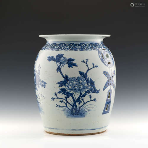 十九世紀 青花花卉凳A Chinese blue and white garden stool, 19...