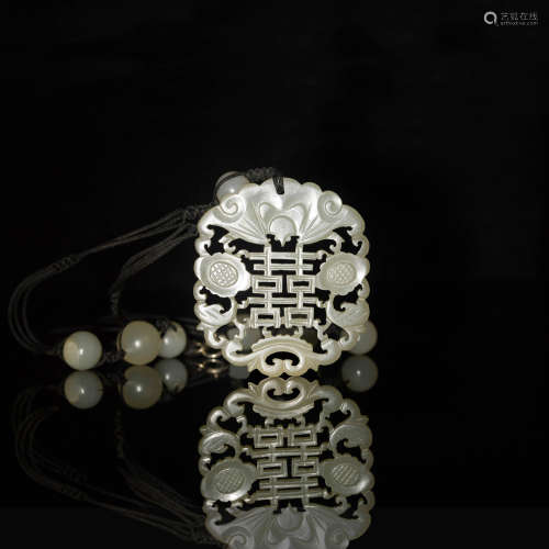 十九世紀 玉珠鏈掛喜字佩A Chinese carved jade plaque necklace...