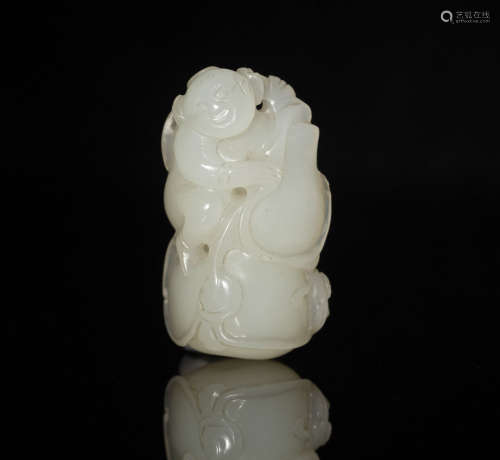 十八/十九世紀 白玉雕童子掛墜A Chinese jade toggle carved wit...
