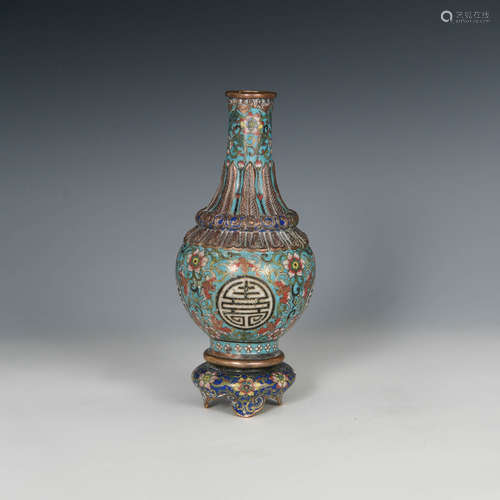 十八世紀 銅胎掐絲琺琅團壽蕉葉紋瓶A Chinese cloisonne vase, 1...