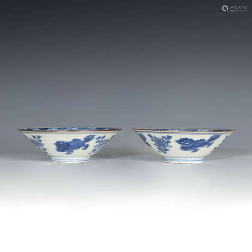 清康熙 青花獅紋斗笠碗一對A pair of Chinese blue and white bo...