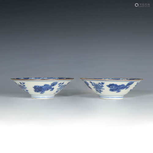 清康熙 青花獅紋斗笠碗一對A pair of Chinese blue and white bo...