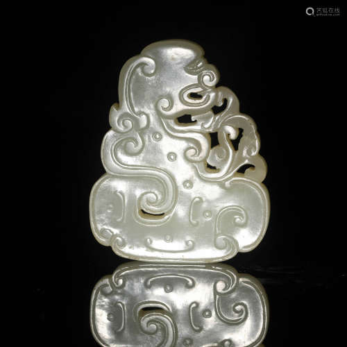 十九世紀 玉雕龍形佩A Chinese carved jade pendant, 19th centu...