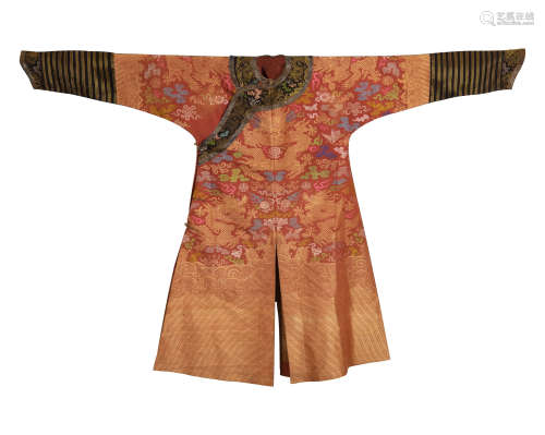 十九世紀 紅地刺繡龍袍A Chinese red dragon robe, 19th century
