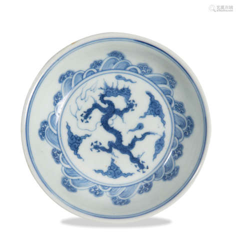 十八世紀 青花龍紋盤A Chinese blue and white dragon plate, 18...