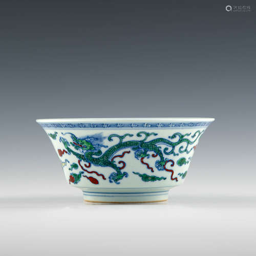 清雍正 鬥彩龍紋碗A Chinese doucai dragon bowl, Yongzheng per...