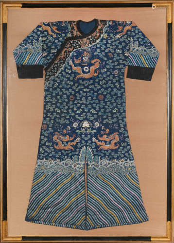 十九世紀 藍地刺繡龍袍A Chinese blue ground dragon robe, 19th...