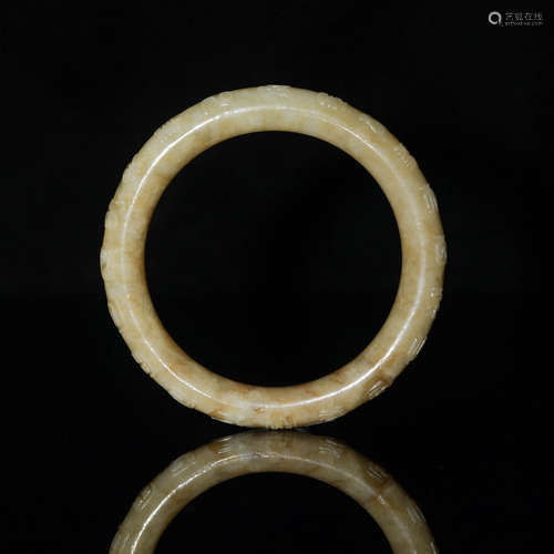 明代或更早 玉雕手鐲A Chinese jade bangle, Ming dynasty or ea...