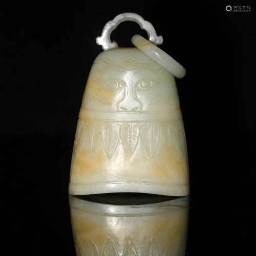 十八世紀 玉雕饕餮紋扁鍾A Chinese carved jade bell, 18th cent...