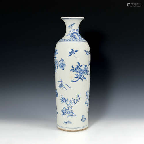 明崇禎 青花花卉瓶A Chinese blue and white vase, 16th/17th ce...