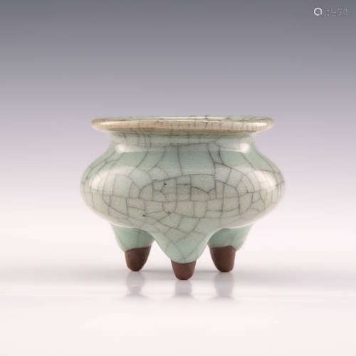 十八世紀或更早 哥釉三足爐A Chinese tripod ge-glazed censer, ...