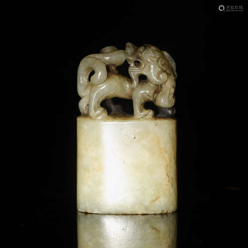 明代或更早 獅鈕印A Chinese jade seal with lion finial, Ming ...