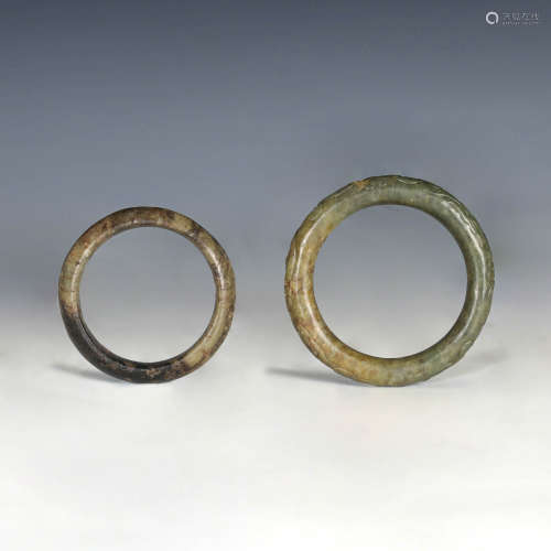 明代或更早 玉雕手鐲兩隻Two Chinese jade bangles, Ming dynast...