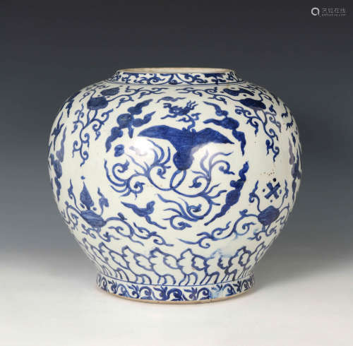 明嘉靖 青花團鳳罐A blue and white porcelain phoenix jar, Min...