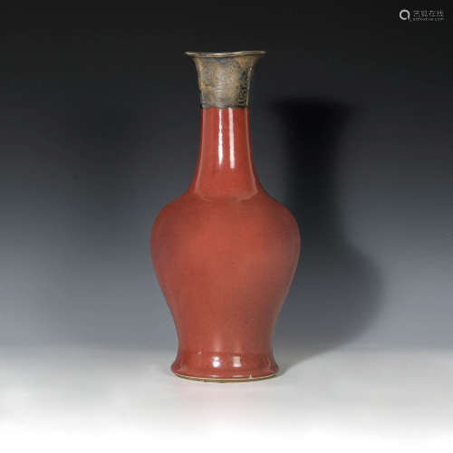 清康熙 郎窯紅瓶（老包銀口）A red-glaze langyao vase with silve...