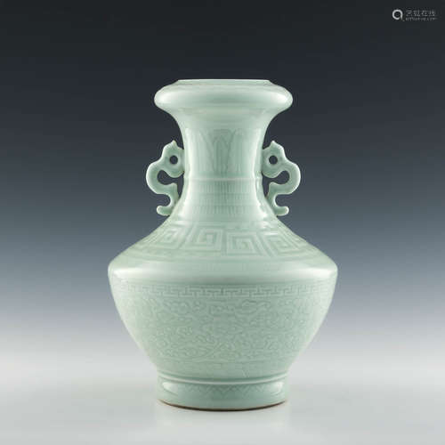 十九世紀 粉青釉洗口雙耳尊A Chinese celadon-glazed vase, 19th...