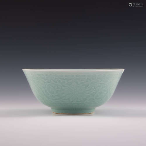 十九世纪 粉青釉纏枝蓮紋碗A Chinese celadon porcelain bowl, 1...