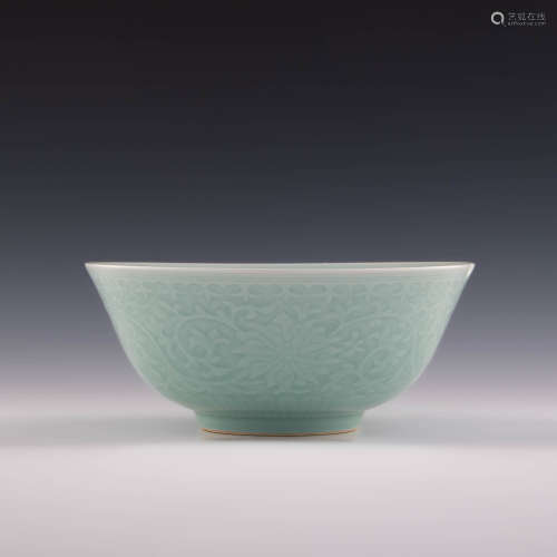 十九世纪 粉青釉纏枝蓮紋碗A Chinese celadon porcelain bowl, 1...