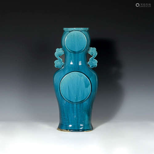 十八/十九世紀 孔雀藍釉雲紋耳瓶A Chinese turquoise blue vase,...