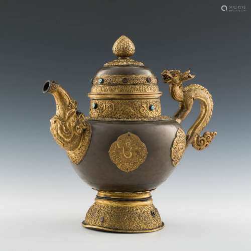 十八/十九世紀 蒙古銅鎏金執壺A Mongolian gilt bronze ewer, 18...