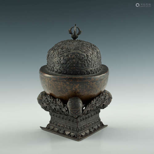 十九世紀 銅嘎巴拉碗A Chinese bronze kapala, 19th century