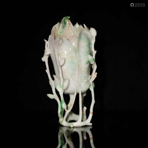 十九世紀 翡翠花插A Chinese jadeite flower holder, 19th centu...