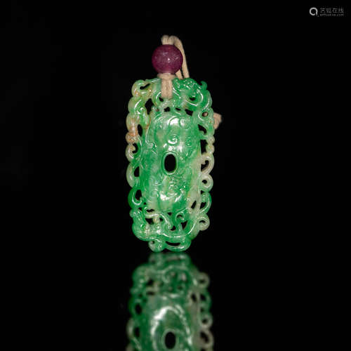 十九世紀 翡翠螭龍璧A Chinese jadeite chilong bi, 19th centur...