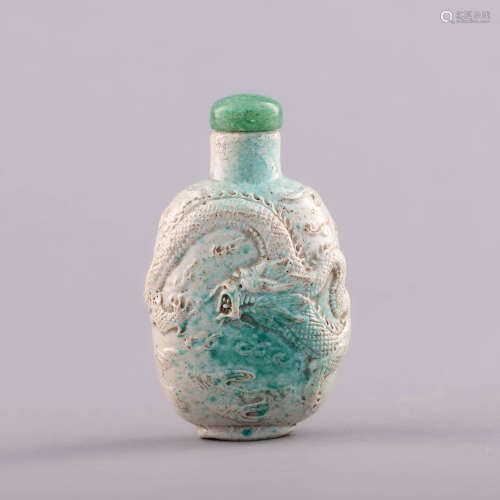 十九世紀 雕瓷仿翡翠龍紋鼻煙壺A Chinese white and green glaze...