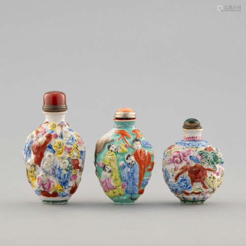 十九世紀 雕瓷人物鼻煙壺三個Three Chinese carved porcelain sn...