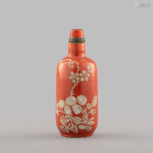 十九世紀 礬紅留白花卉鼻煙壺A Chinese iron red snuff bottle, ...
