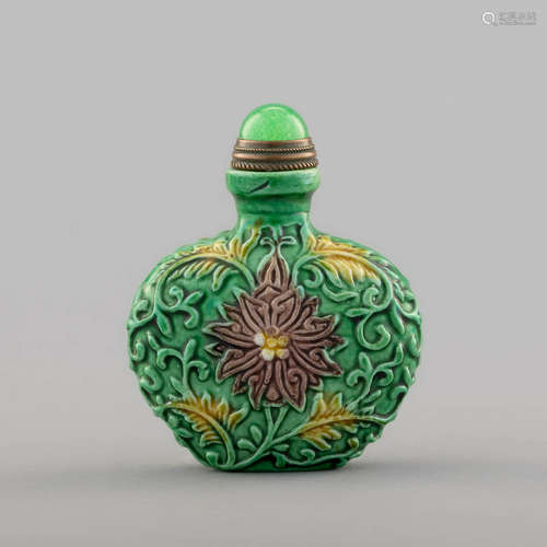 十九世紀 素三彩纏枝蓮紋鼻煙壺A Chinese sancai snuff bottle, ...