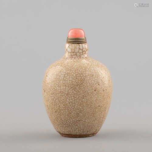 十八世紀 哥釉鼻煙壺A Chinese ge-glazed snuff bottle, 18th ce...