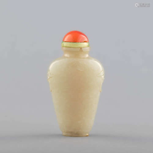 十八世紀 玉鋪首鼻煙壺A Chinese celadon jade snuff bottle, 18...