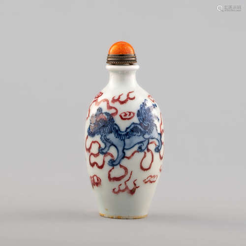 十九世紀 青花釉裏紅獅紋鼻煙壺A Chinese underglaze copper-red...