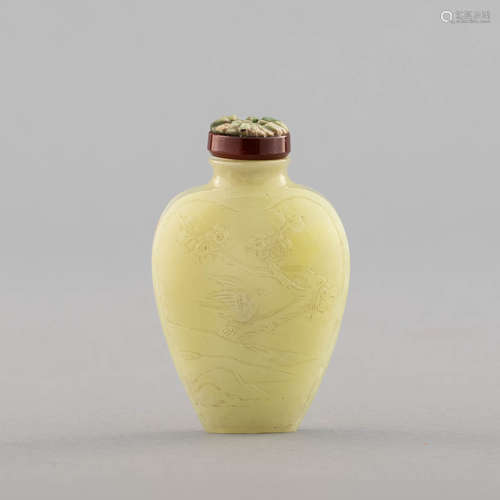 十九世紀 玉雕花鳥鼻煙壺A Chinese celadon jade snuff bottle, ...