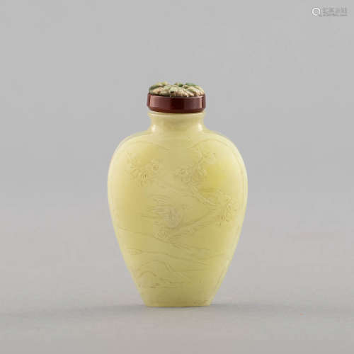 十九世紀 玉雕花鳥鼻煙壺A Chinese celadon jade snuff bottle, ...