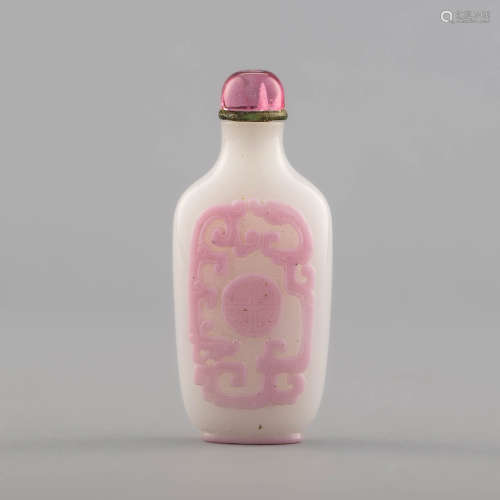 十九世紀 白地套粉螭龍紋鼻煙壺A Chinese pink-overlay white Pe...