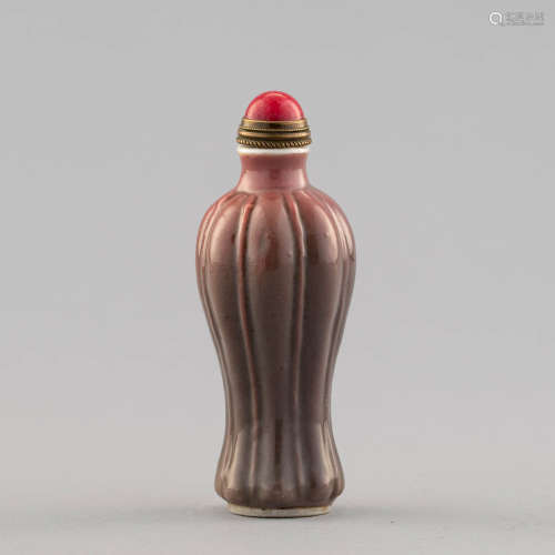 十九世紀 紅釉瓜棱鼻煙壺A Chinese red-glazed snuff bottle, 19...