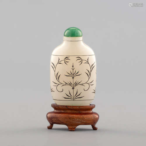 十八世紀 白玉錯銀絲鼻煙壺A Chinese white jade snuff bottle w...