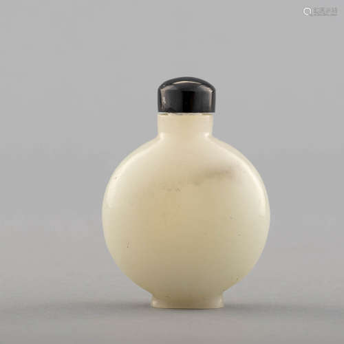 十九世紀 白玉鼻煙壺A Chinese white jade snuff bottle, 19th c...