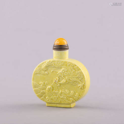十九世紀 黃釉雕瓷龍紋鼻煙壺A Chinese yellow-glazed snuff bot...