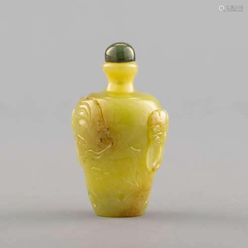 十八/十九世紀 黃玉松鶴圖鼻煙壺A Chinese yellow jade snuff bo...